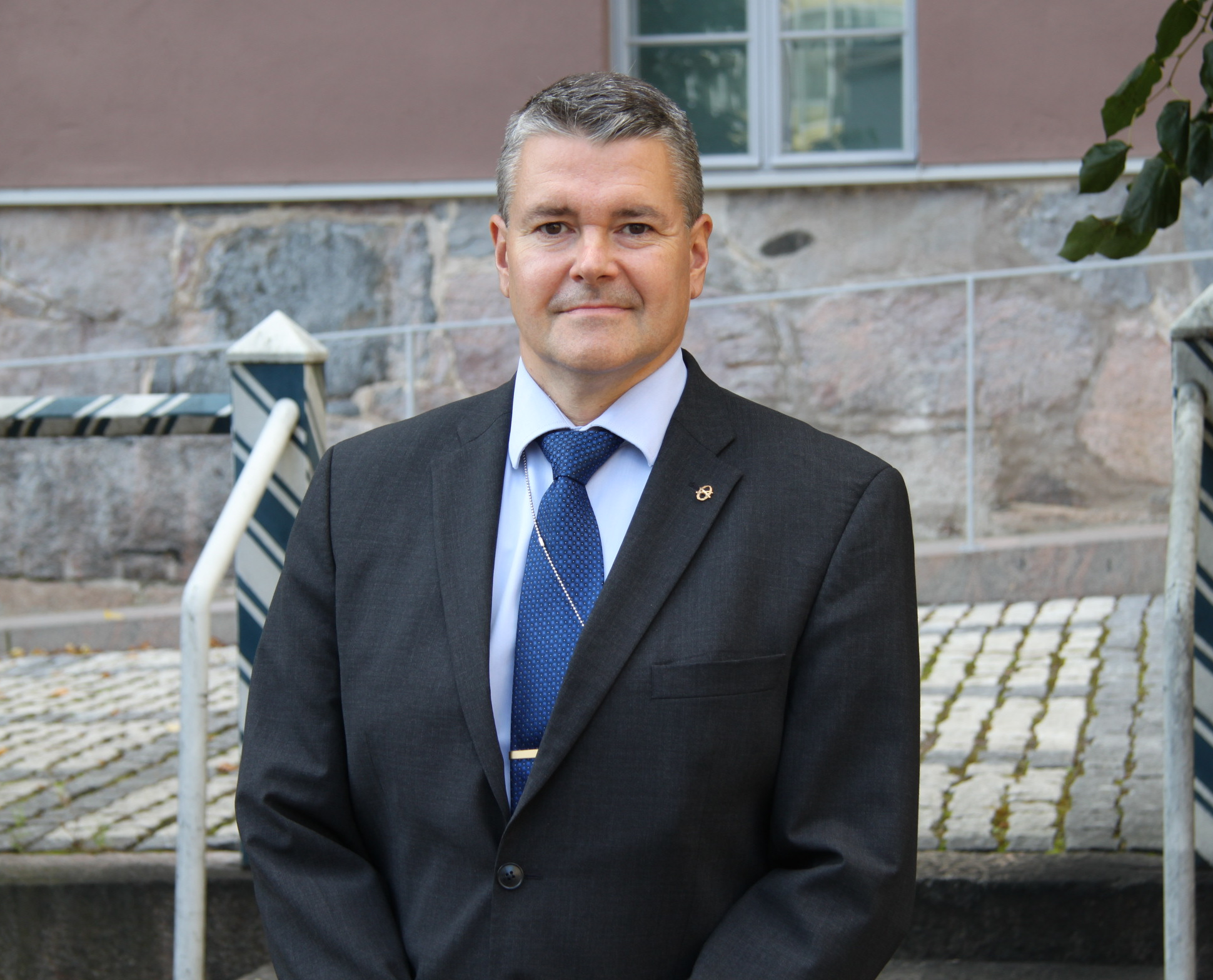 Valokuva: Turvallisuuskomitean sihteeristön pääsihteeri (2020-2023) Petri Toivonen tummassa puvussa ja sinisessä solmiossa.