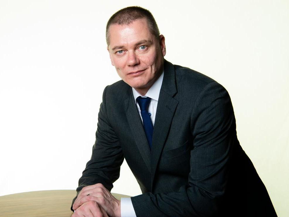 Valokuva: Ympäristöministeriön kansliapäällikkö (2020–2025) Juhani Damski pöydän ääressä.