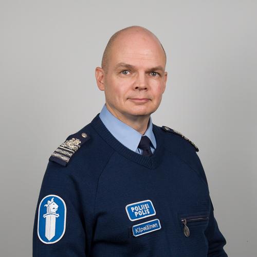 Valokuva: Poliisitarkastaja Timo Kilpeläinen univormussa.